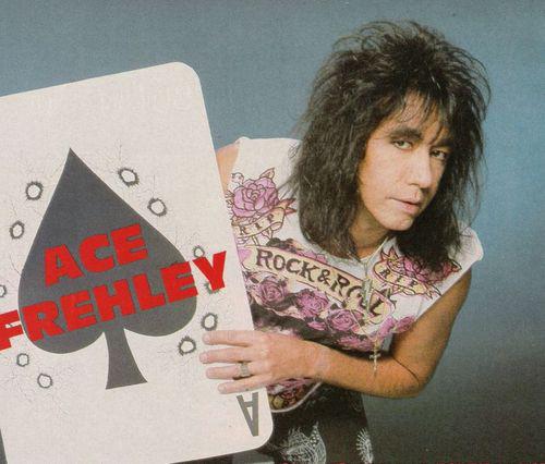 Gregarios de los césares 2 A Ace Frehley el maquillaje le dejo un cutis peor que el del teniente Castillo.