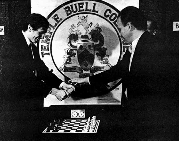 Fischer y Larsen en el sorteo inicial de la eliminatoria.