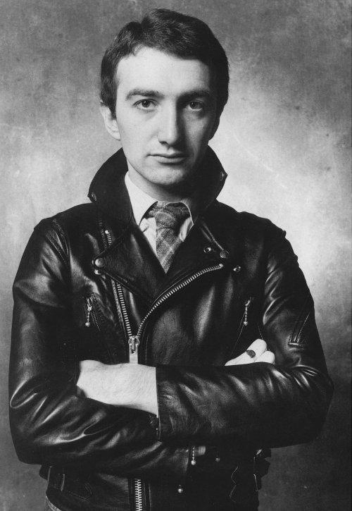 Gregarios de los césares 4 La combinación de chupa, corbata y peinado de oficinista aún no eran trendis cuando Deacon estaba en la escena.