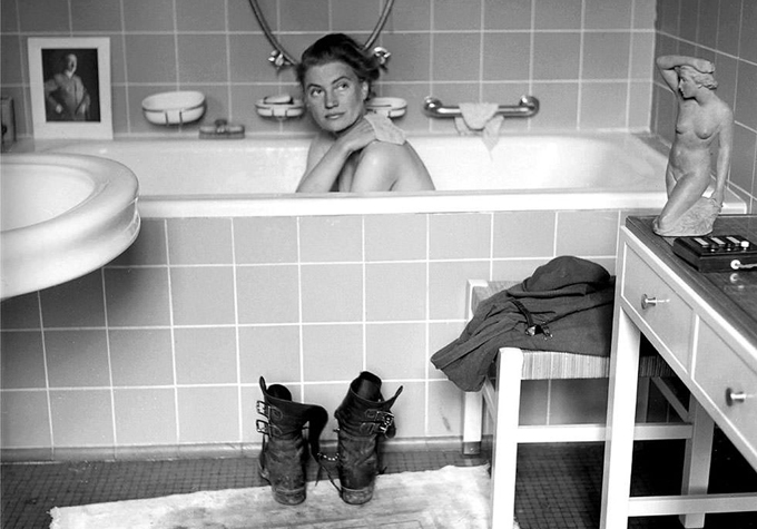 Lee Miller, botas y uniforme fuera, en la bañera que perteneció a Hitler y donde se sacó "el polvo de Dachau". Era su venganza poética contra el régimen nazi, al que odiaba visceralmente.
