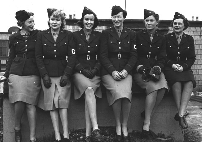 Lee Miller con otras corresponsales femeninas. Fue la única en estar en primera línea, lo cual puede leerse perfectamente en su rostro.