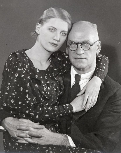 lee junto a su padre, Theodore Miller.