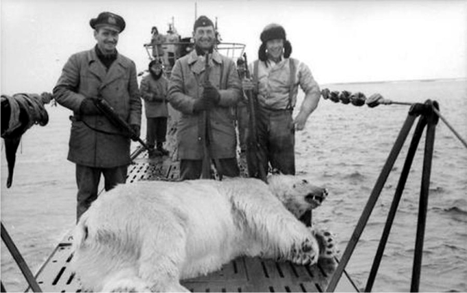 No todo era lanzar torpedos y huir de las cargas de profundidad, a veces también cazaban osos polares