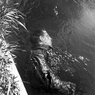 Soldado muerto en el agua: Lee Miller podía convertir cualquier escena en una composición artística.