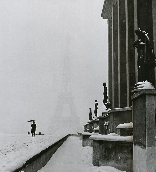 Fascinante imagen de la Torre Eiffel, tomada tras la liberación de París.
