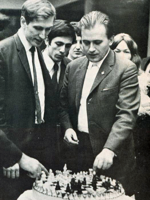 Con Bent Larsen, el único jugador que pudo ganarle una partida en el Interzonal de 1970.
