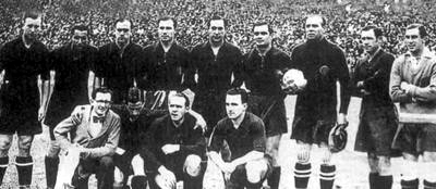 Foto de la selección española en 1934 con Zamora sujetando un balón