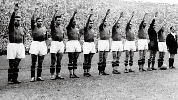 La selección italiana, de negro, saluda brazo en alto