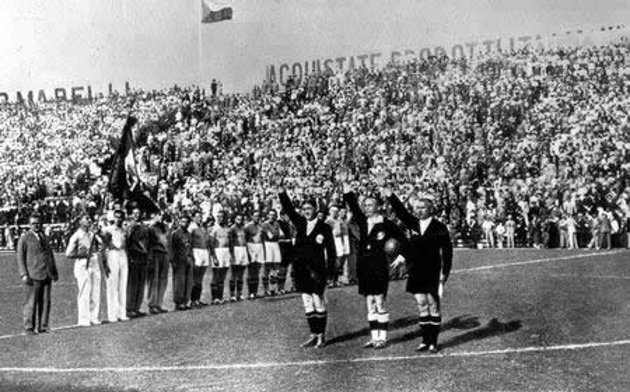 Árbitros haciendo el saludo fascista en el Mundial de 1934