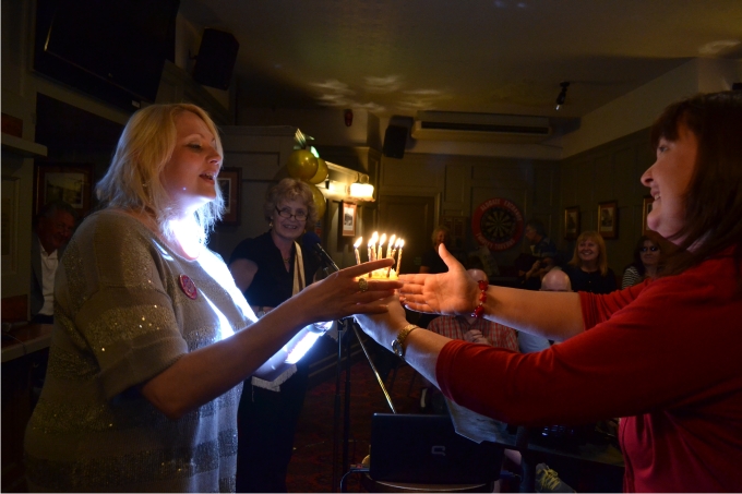 13. Lindsay soplando las velas por su cumpleaños.