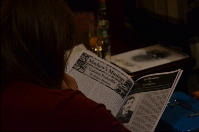 5. Una socia lee la revista de la Whitechapel Society.