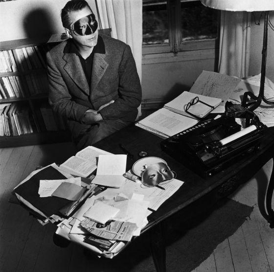 Curzio Malaparte en su escritorio.