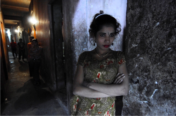 Una prostituta espera clientes en el interior del burdel de Faridpur.