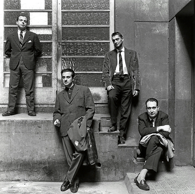 Jaime Gil de Biedma, José Agustín Goytisolo, Carlos Barral y J.M. Castellet, posando frente a los talleres de Seix Barra