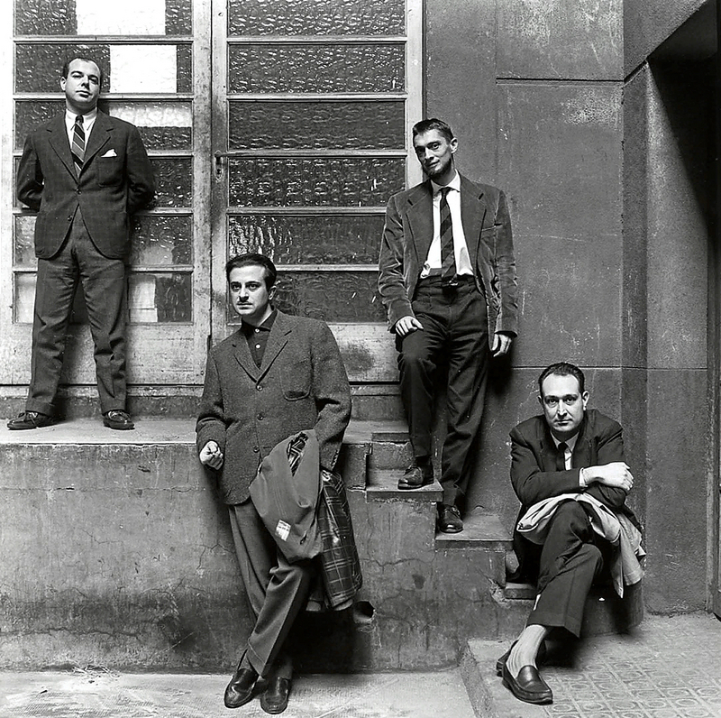 Mis hombres favoritos: Carlos Barral y Jaime Gil de Biedma 4 Jaime Gil de Biedma, José Agustín Goytisolo, Carlos Barral y J.M. Castellet, posando frente a los talleres de Seix Barra