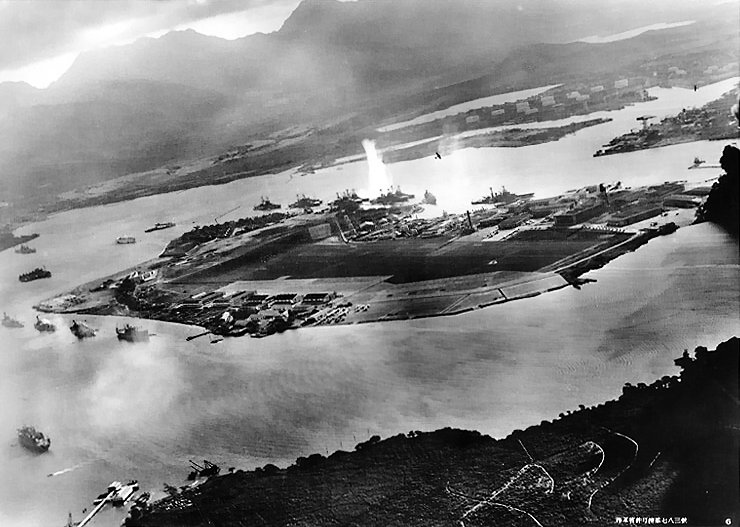 Ataque sobre Pearl Harbor visto desde uno de los aviones que integraron la primera oleada del ataque japonés., 7 de Diciembre 1941. Fotógrafo desconocido. Propiedad del (US Army)