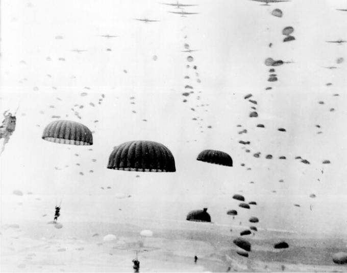 Durante la Operación Market Garden miles de paracaidistas fueron lanzados detrás de las líneas enemigas, en un intento de controlar rápidamente los  Países Bajos. Septiembre 1944. (Propiedad del USFGov.)