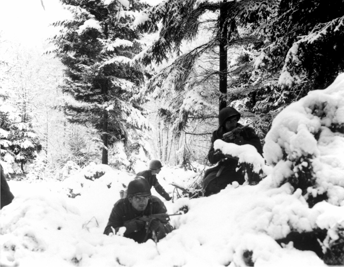 11. Batalla de las Ardenas, último esfuerzo militar de la Alemania Nazi. Invierno 1944-45. Biblioteca del Congreso
