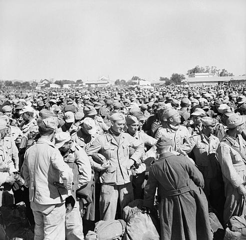 Prisioneros de Guerra Italianos y Alemanes en Gromalia, después de la caída de Túnez. 1943. Autor desconocido.