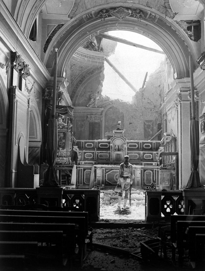 Soldado Paul Oglesby del 30º de Infantería, ante el altar de una iglesia en ruinas.  Frente de Italia, 1943. (Propiedad del USFGov.)
