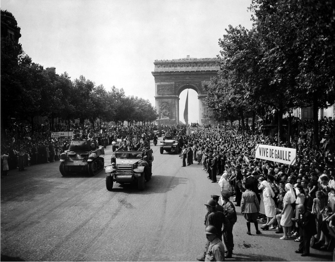 Fuerzas del General De Gaulle desfilan por los Campos Elíseos. 26 de Agosto 1944. (Librería del Congreso USA).