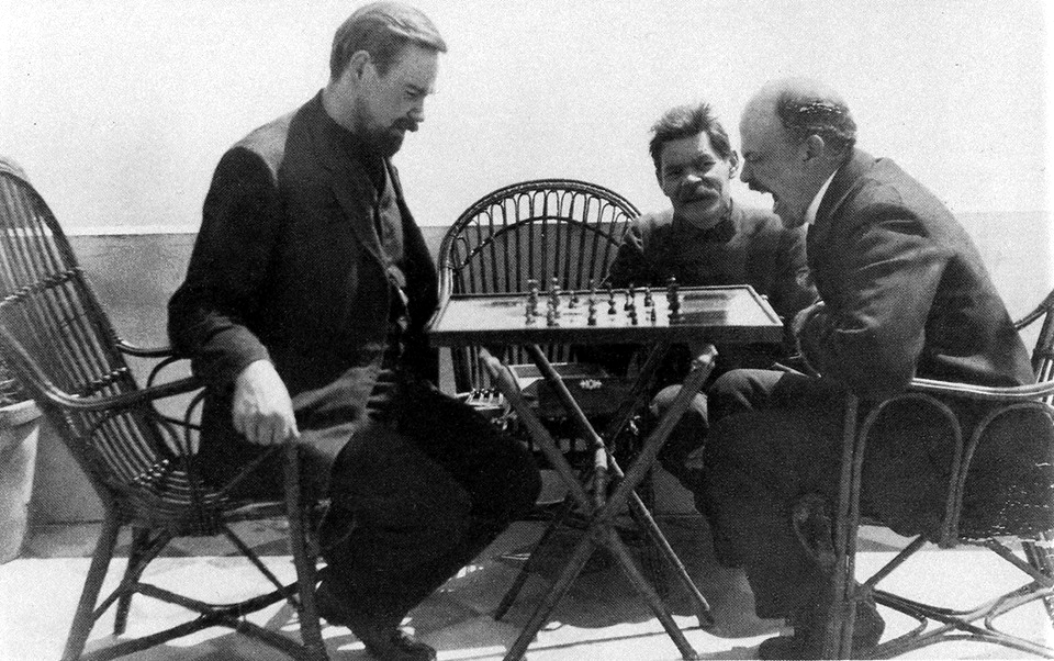 Alexander Bogdanov y Lenin juegan al ajedrez. Maximo Gorki observa.