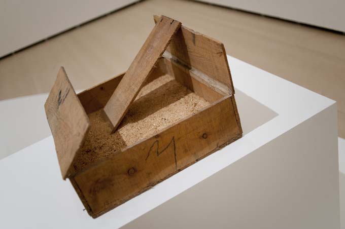 Antoni Tàpies, del objeto a la escultura Jotdown Caj%C3%B3n de serr%C3%ADn Antoni Tàpies, del objeto a la escultura Jotdown