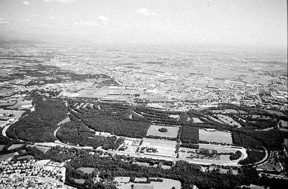 Foto aérea del autódromo de Monza, con la ciudad en la parte superior.