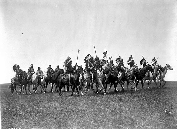 Partida de guerreros sioux, parecida a aquella en con la que Nube Roja empezó a batallar cuando tenía solamente dieciséis años.
