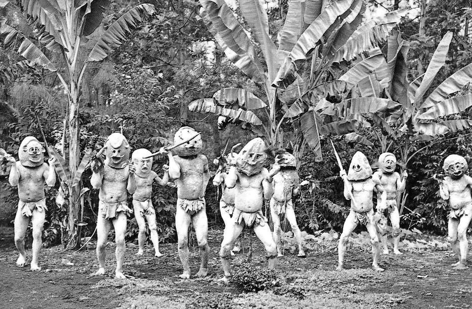 Qué hacer si te encuentras una tribu no contactada 4 Hombres de Barro Asaro de Papúa Nueva Guinea.