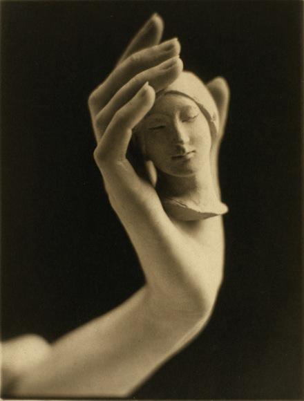 Un gato en el tejado del mundo. Noticia de Margaret Watkins 10 Head and Hand, 1925. Expuesta en Salón de Londres de Fotografía en 1928.