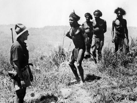Qué hacer si te encuentras una tribu no contactada 1 Un miembro de la expedición de los hermanos Leahy en Nueva Guinea estableciendo un primer contacto con nativos.