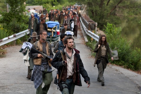 Falling Skies: ni con Spielberg ni sin él, tienen tus males remedio 3 "Acamparemos aquí, y los sofisticados alienígenas no nos encontrarán nunca porque nuestra capa de cochambre confunde a sus aparatos de detección"