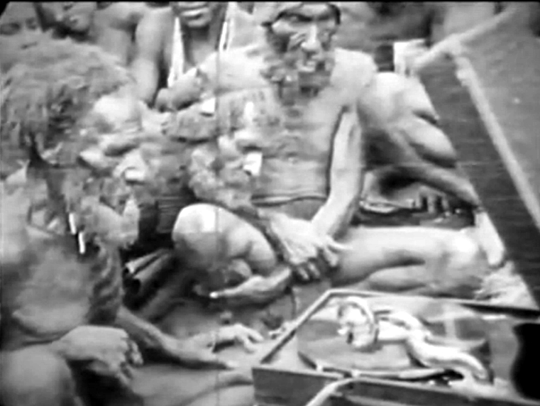 Qué hacer si te encuentras una tribu no contactada 3 «Pensamos que era una caja llena de fantasmas, que nuestros ancestros fallecidos estaban ahí dentro».