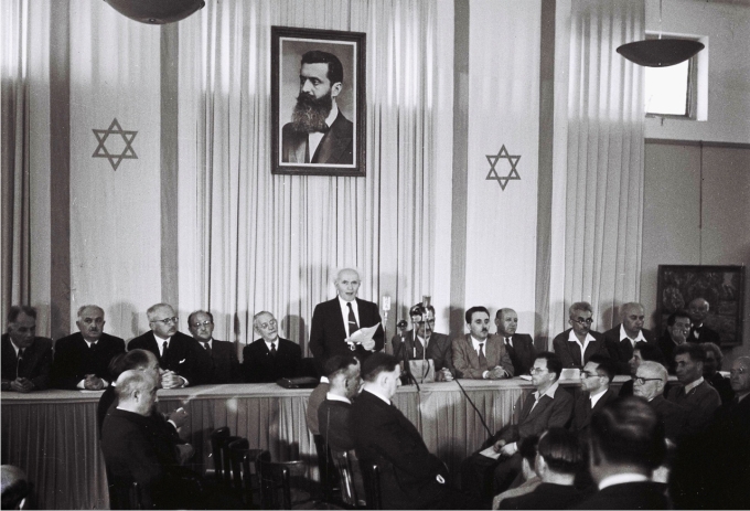 Ben-Gurion lee la Declaración de Independencia del Estado de Israel. Tel Aviv, 14 de mayo 1948 (CC).