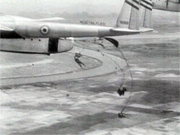 El lanzamiento de refuerzos paracaidistas sobre las posiciones francesas no sirvió para levantar el asedio vietnamita a Dien Bien Phu (1954) (CC).