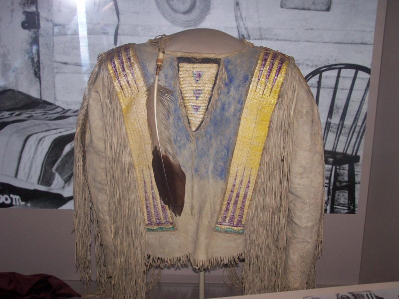 Auténtica camisa de Nube Roja, regalada por él a un antiguo militar y hoy expuesta en el museo de Pine Ridge.