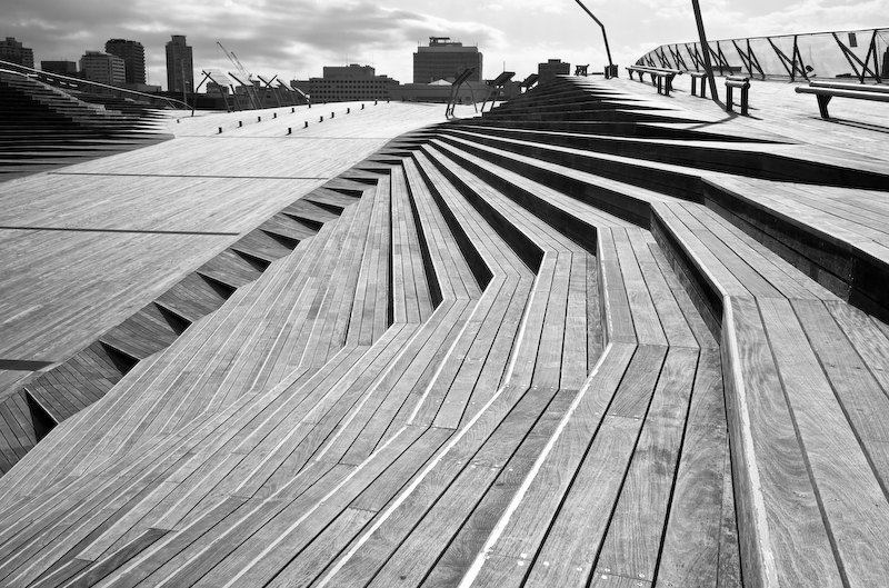 Dunas de madera funcionales coronando la cubierta de la terminal marítima. Foto: Lee Dykxhoorn (CC)