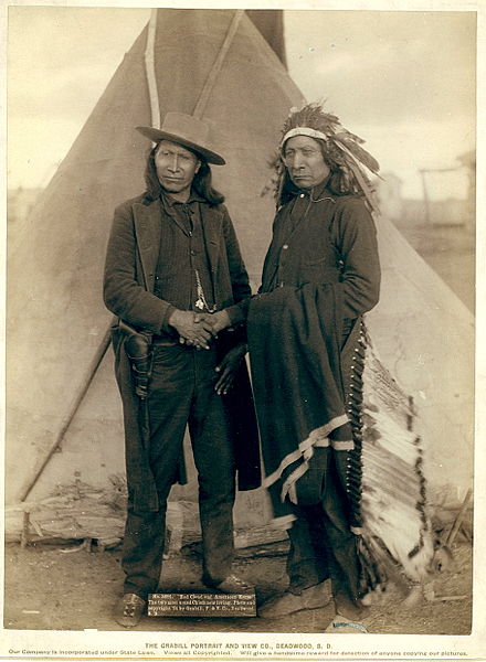 Nube Roja (derecha) junto a su compatriota sioux oglala, el jefe Caballo Americano.