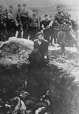 La guerra de exterminio y el espacio vital alemán 6 Un judío ucraniano es ejecutado delante de una fosa común por un miembro del Einsatzgruppe D (PD).