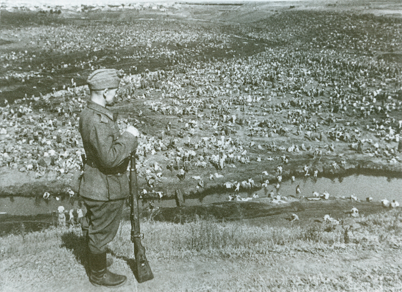 Soldado alemán vigilando un inmenso campo de prisioneros soviéticos tras la Batalla de Kiev (PD).