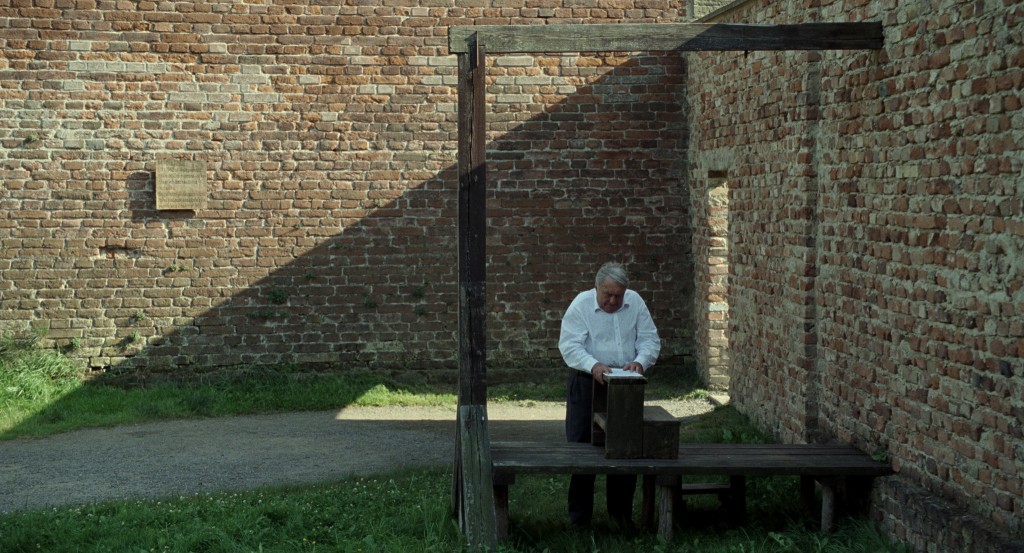 Claude Lanzmann en Theresienstadt en una escena de El último de los injustos. (Fotografía: Avalon)