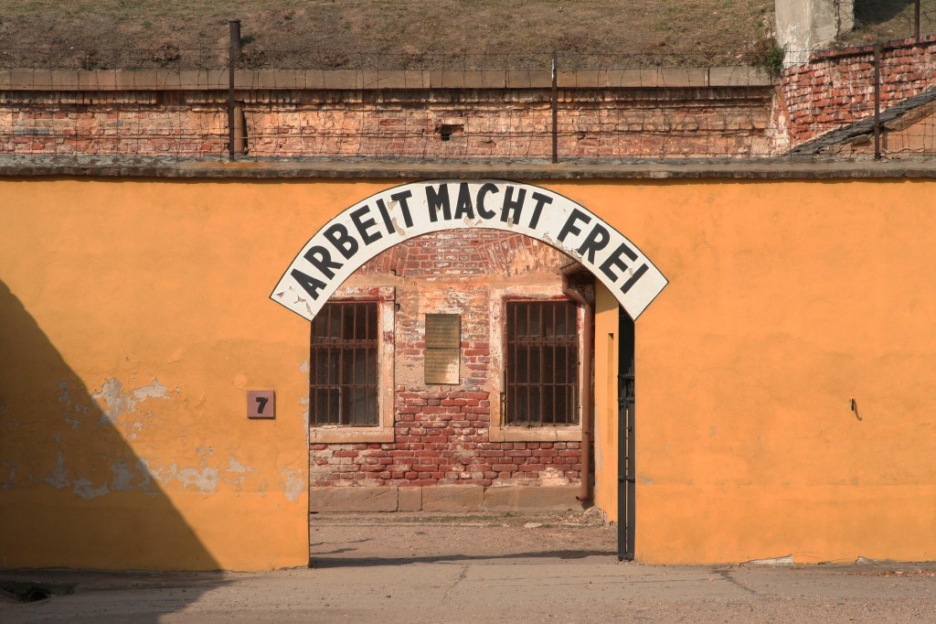 La entrada al campo de Theresienstadt. (Fotografía: CC / felixtriller)