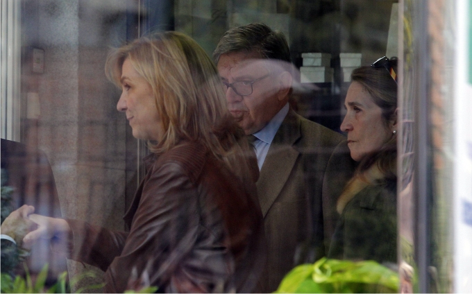 La infanta Elena de Borbón y la infanta Cristina de Borbón junto a su secretario Garcia-Revenga, imputado en el caso Noos junto al marido de la infanta Cristina, Iñaki Urdangarin. Foto: José Luis Cuesta / Cordon Press.