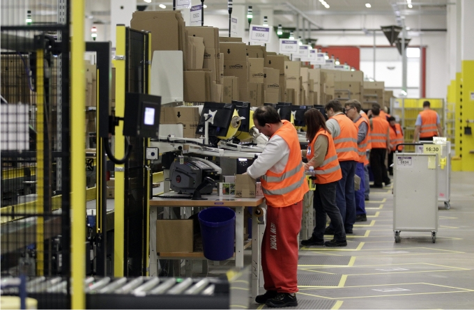 Trabajadores de Amazon en el almacén de distribución de Brieselang. Foto REUTERS Cordon Press.