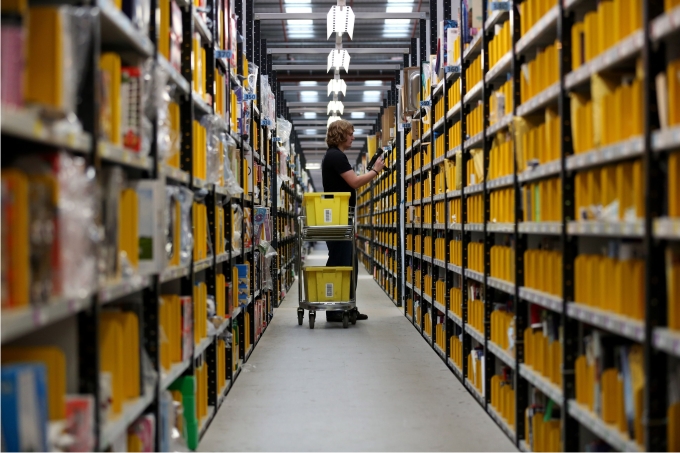 Un trabajador clasifica envíos de Amazon en el centro de Peterborough Cambridgeshire. Foto Cordon Press.