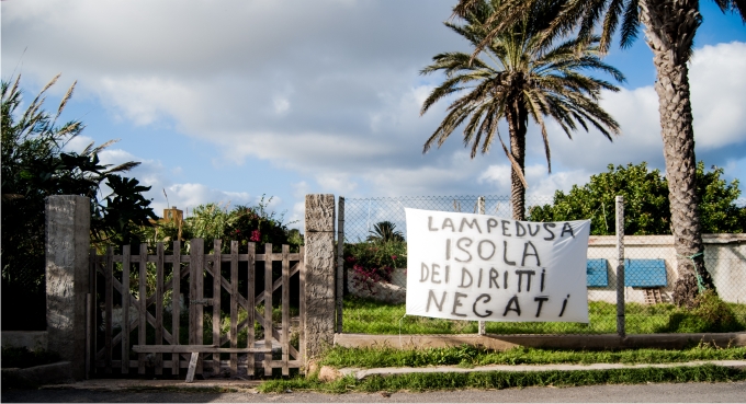 Los habitantes expresan su malestar con mensajes al Ayuntamiento: «Lampedusa, la isla de los derechos negados». 