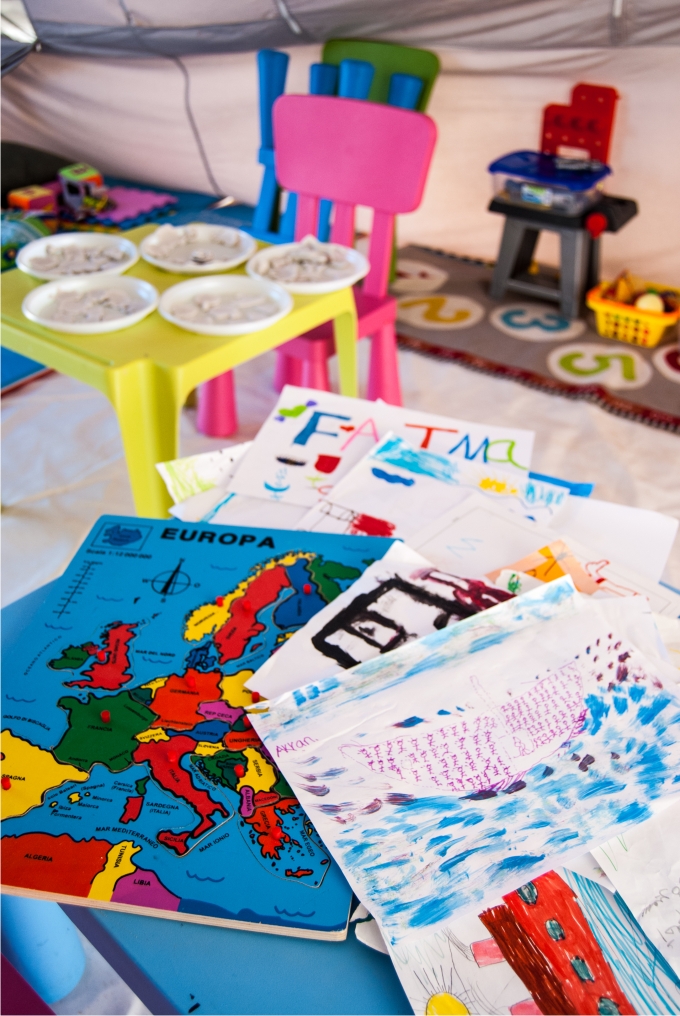 Lampedusa, entre el limbo y el edén 5 Los dibujos de los niños que visitan a diario el recinto de Save The Children reflejan la dureza de las travesías.