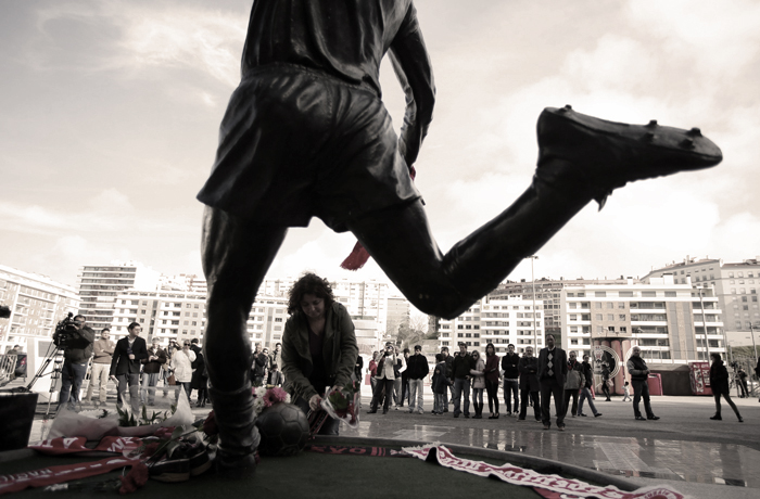 Homenajes a Eusebio en su escultura conmemorativa, ante el estadio Luz de Lisboa (Cordon Press).