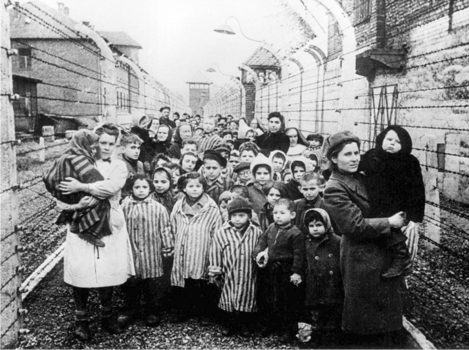 Los niños del Holocausto: antes, durante y después 1 Niños en un campo de exterminio nazi, alrededor de 1945. Foto World History Archive Cordon Press